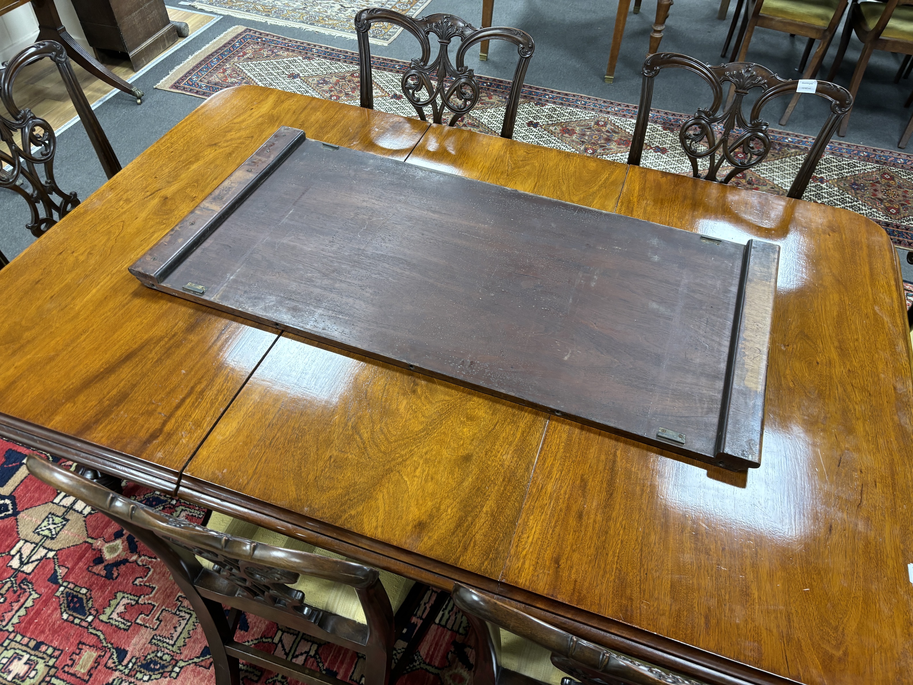 An early Victorian mahogany dining table, 244cm extended, two spare leaves, width 122cm, height 72cm